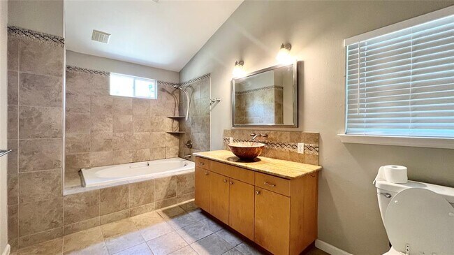 Building Photo - 5500 Duval St