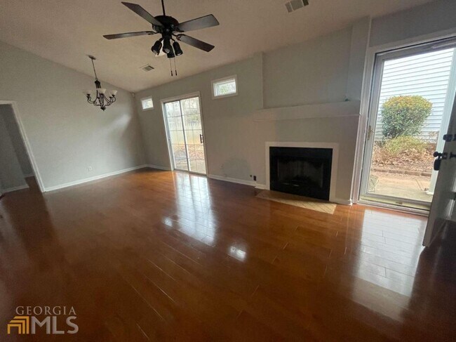 Foto del edificio - 2756 St Charles Ln NW
