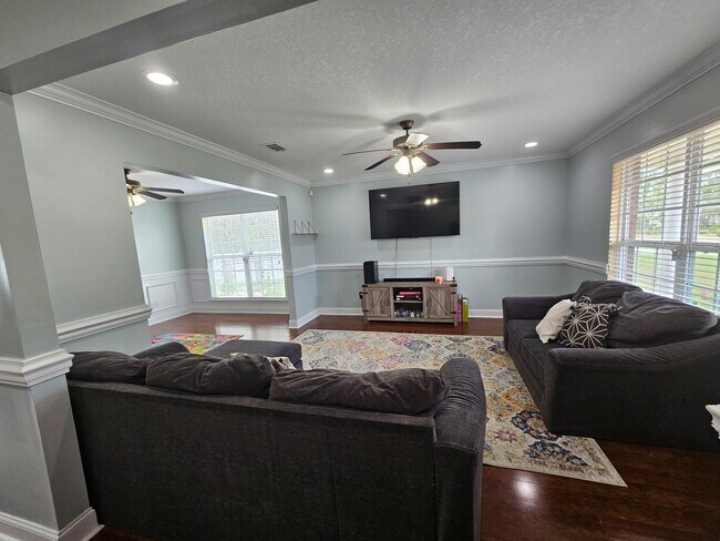 Foto del edificio - Spacious 5-Bedroom, 3-Bathroom Home for Re...