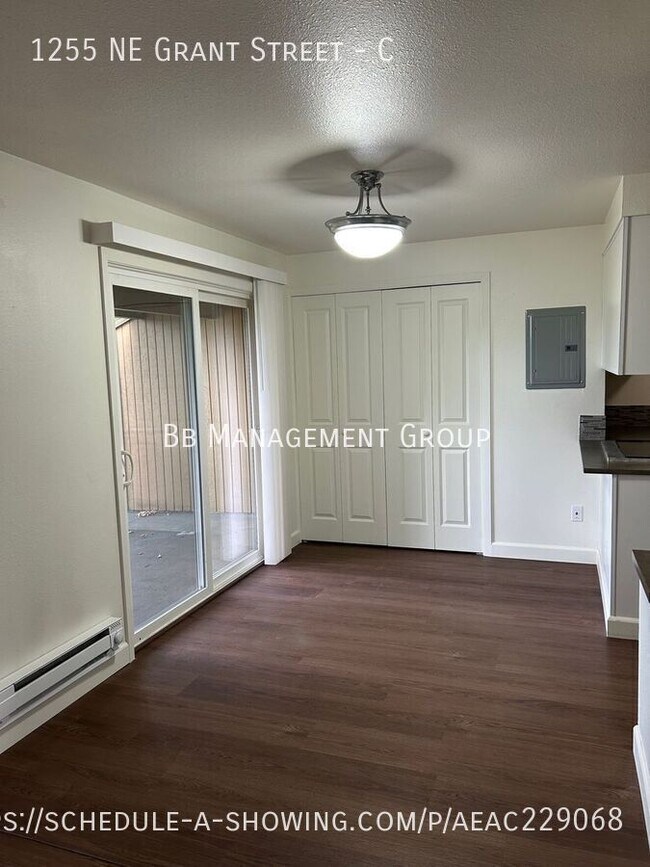 Building Photo - Beautiful Hillsboro Condo Completely Remod...