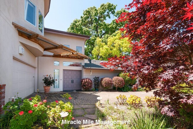Foto del edificio - A Distinctive Home in Desirable Marinwood