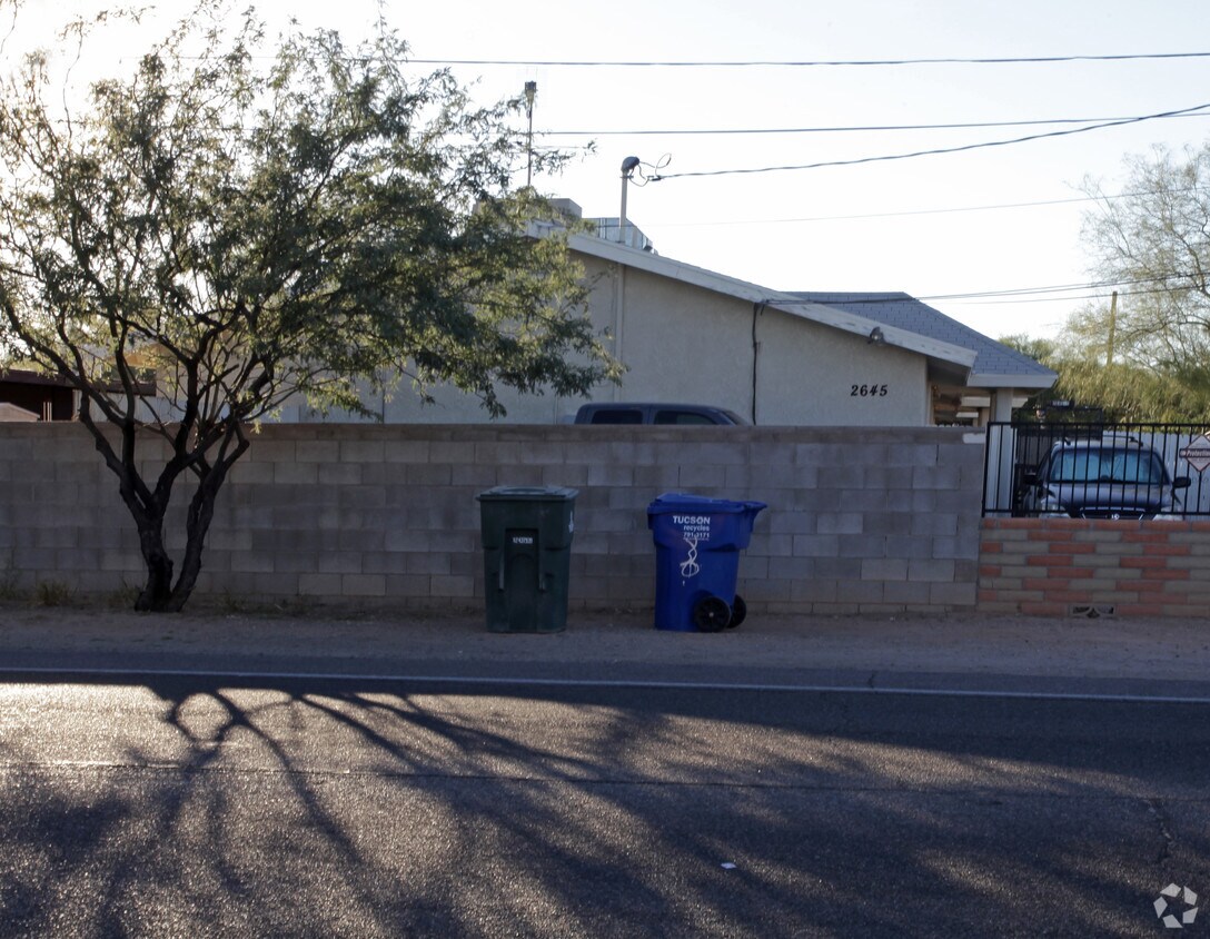 Primary Photo - 2645 N Dodge Blvd