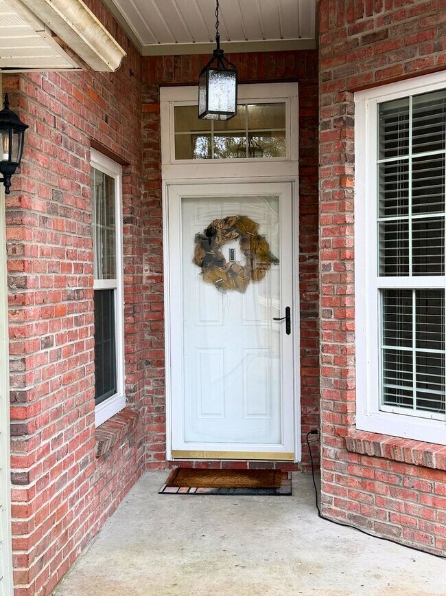 Building Photo - 4/2 with a LARGE fenced in yard!