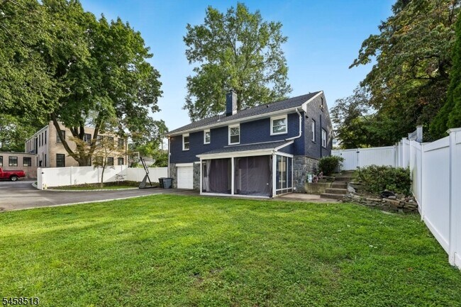 Foto del edificio - 383 Closter Dock Rd