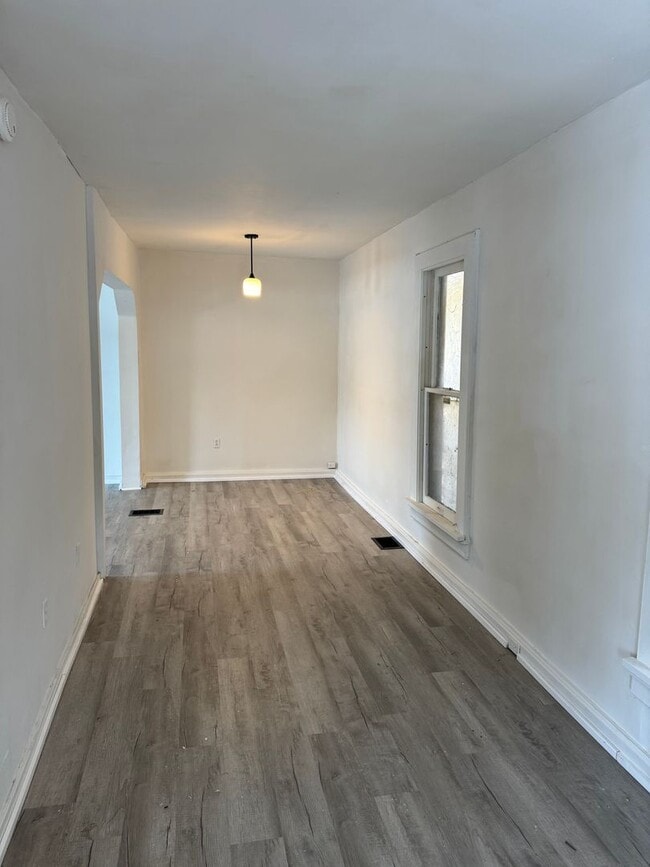 Building Photo - 2 bedroom 1 bath single family home. Freshly painted with new flooring .