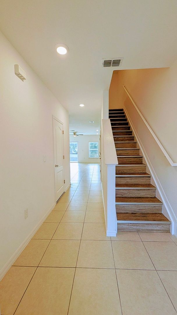 Building Photo - BEAUTIFUL 3-BEDROOM, 3-BATHROOM LUXURY TOW...