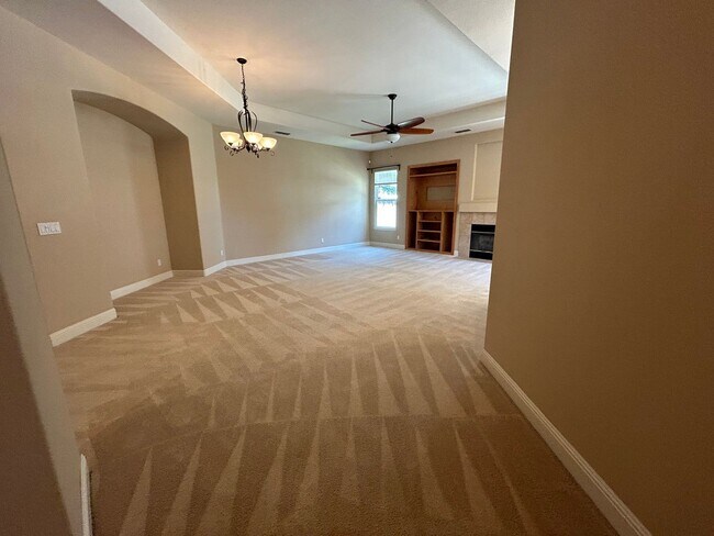 Foto del edificio - Nice Oakdale home on corner lot