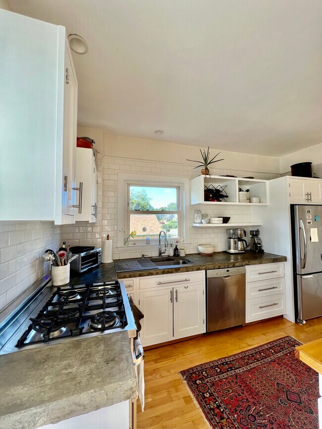 Building Photo - 427 Preble St