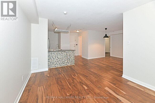 Photo du bâtiment - 323 Richmond St E