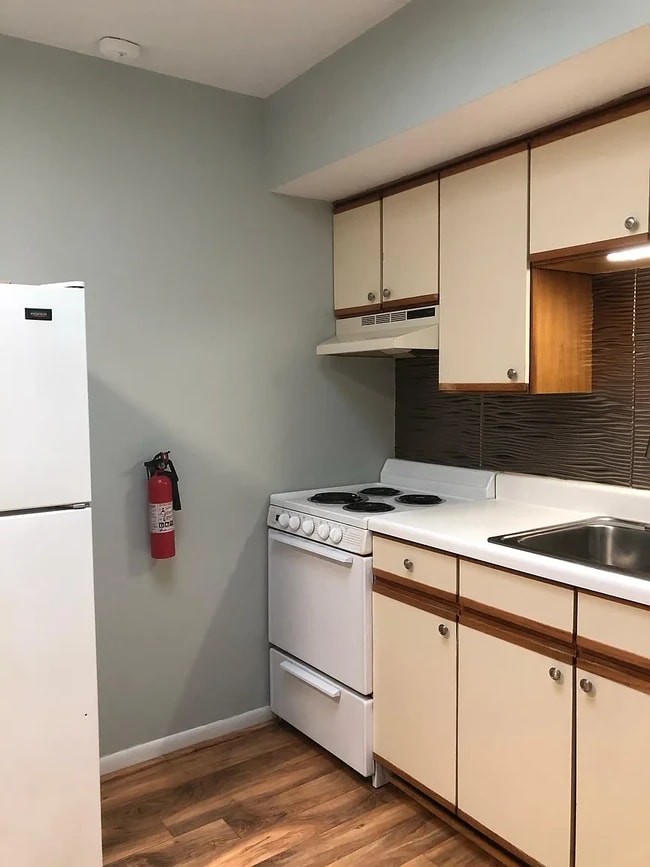 Building Photo - 905 Main St