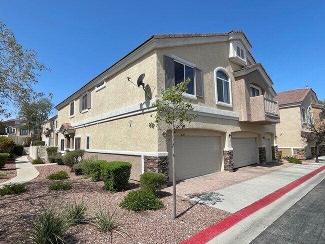 Foto del edificio - Great 3 bedroom Townhome Available Soon!