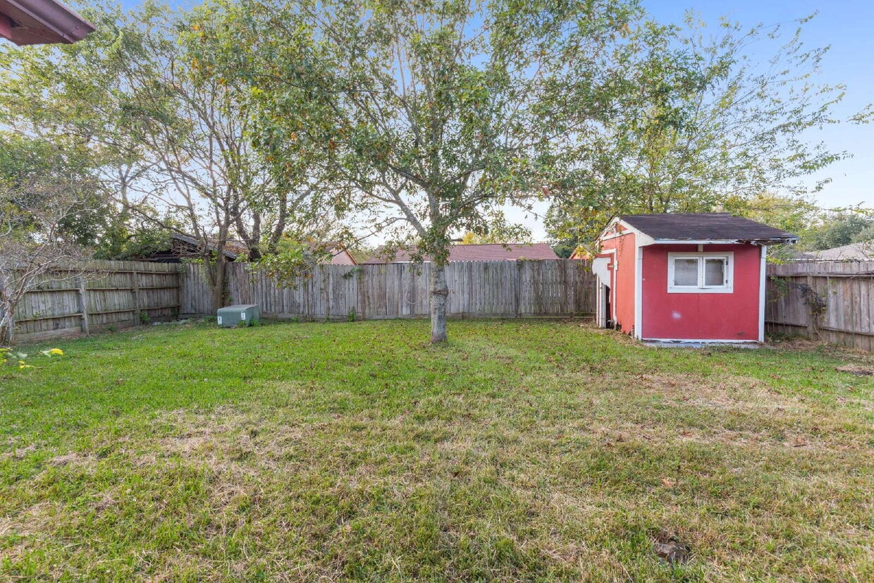 Photo - 743 DEERCREST ST CHANNELVIEW TX 77530 - Cozy Home in Sterling Forest!