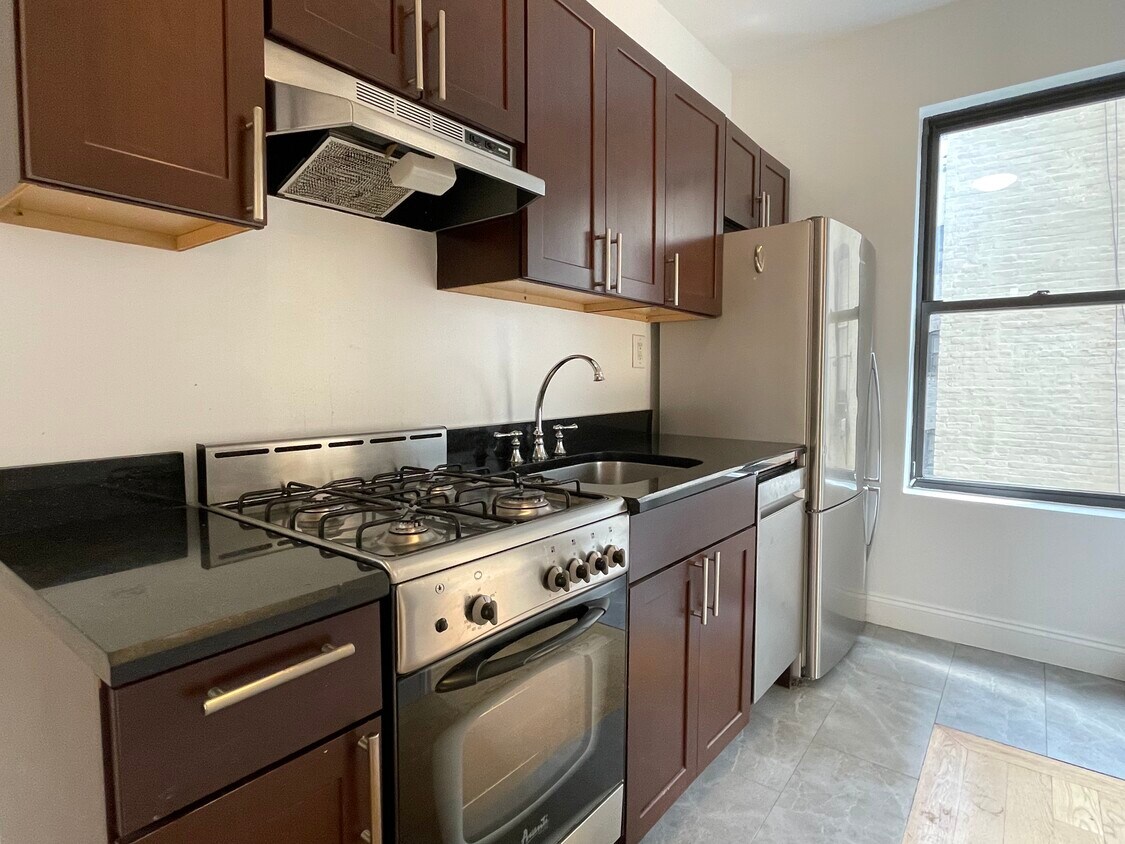 Building Photo - 208 W 11th St