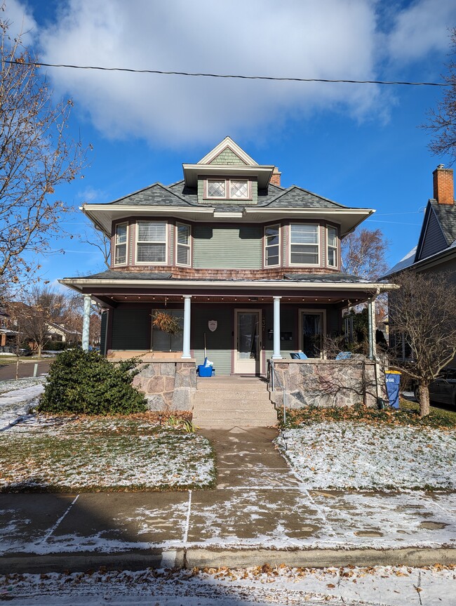 Building Photo - 437 Pleasant St SE