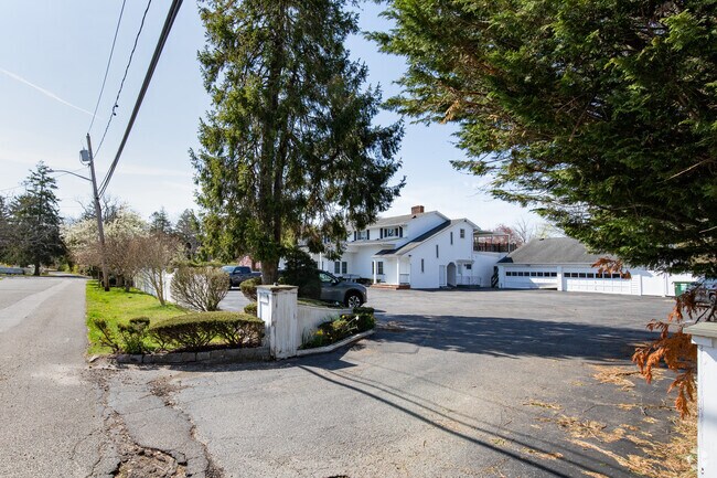 Building Photo - 167 Middle Rd