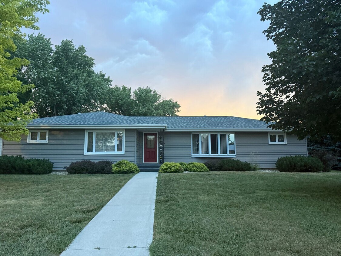 Foto principal - 2 Bed 2 Bath in Duplex for 55+