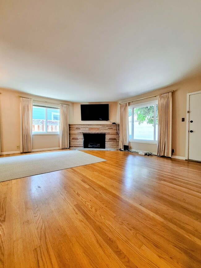 Building Photo - Beautiful 3bd Single Story House on One of...