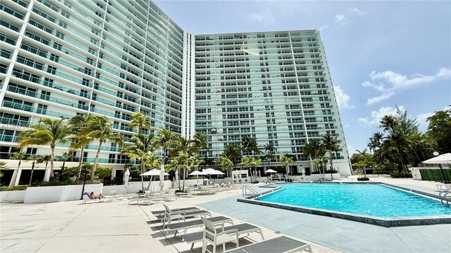 Building Photo - 100 Bayview Dr