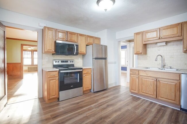 Building Photo - 109 Carver St