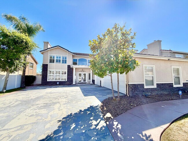 Building Photo - Spacious Custom Home with 5 Bedrooms, Loft Balcony & 3-Car Garage