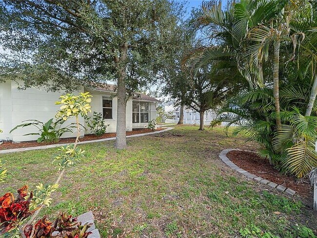 Foto del edificio - "Charming 3-Bed Oasis in Tampa with 2 Full Baths & 1650 Sq Ft of Comfort!"
