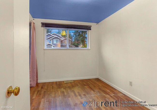 Building Photo - 3 br, 1.5 bath House - 14248 Southeast Eas...