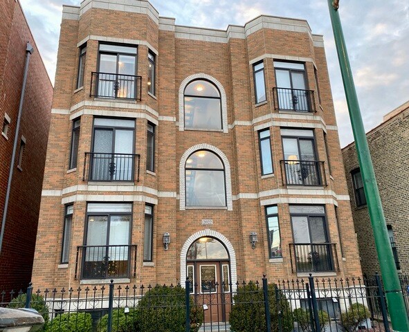 Building Photo - 2022 N Wood St