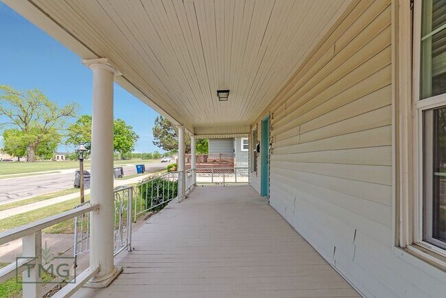 Building Photo - Completely Updated 2 Bed/2 Bath!