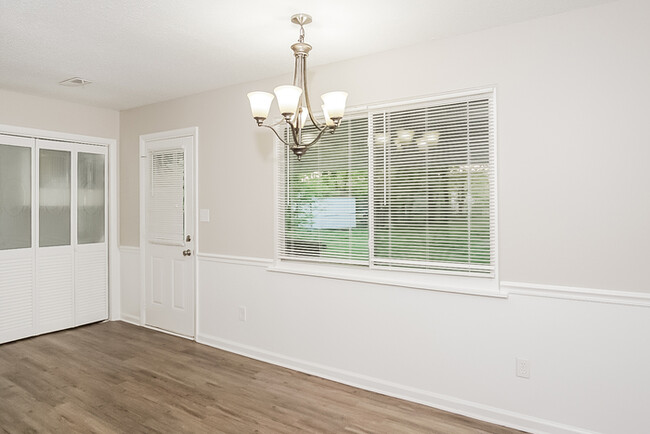Building Photo - Adorable 3 Bedroom