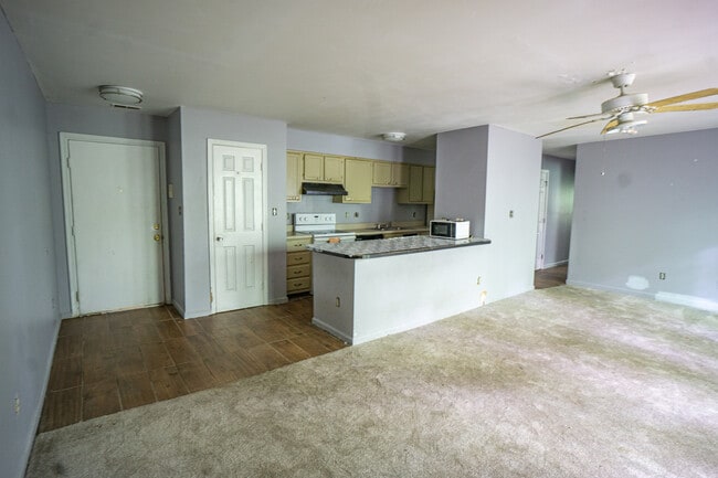 Building Photo - 1300 Park Glen Dr