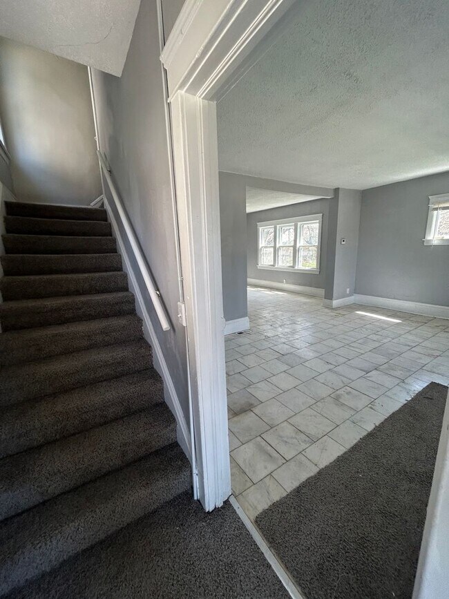 Building Photo - Section 8 Accepted! Spacious newly renovat...