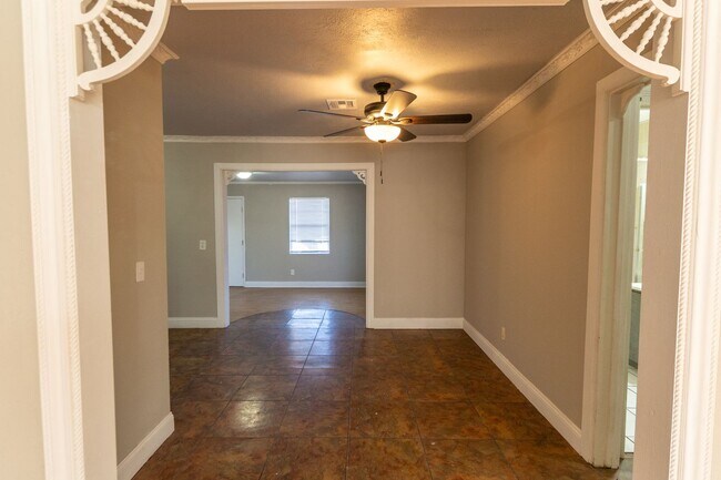 Foto del edificio - Cozy 2 Bed 1 Bath next to Will Rogers Gardens