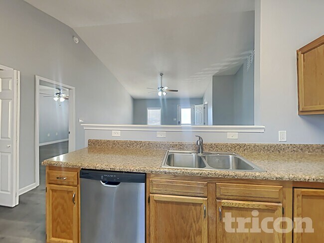 Foto del edificio - 5130 Daffodil Ln