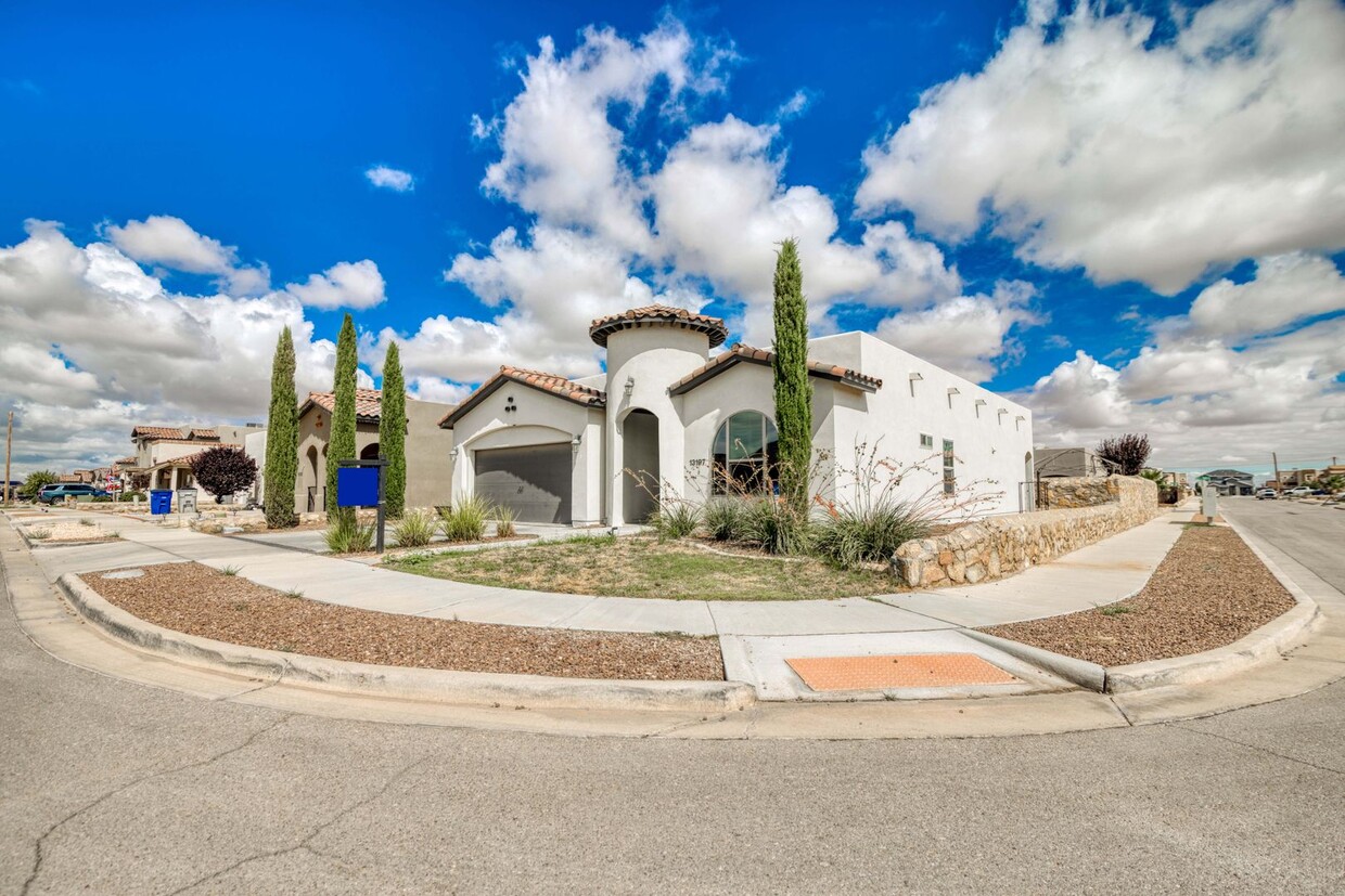 Primary Photo - Beautiful East side House in Ventanas Subd...