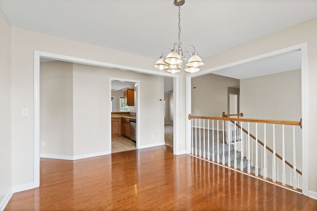 Building Photo - Come take a look at this 5 bedroom beauty!
