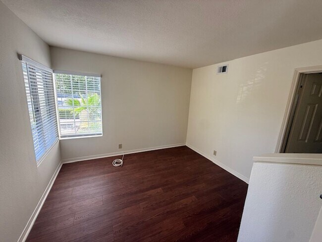 Foto del edificio - Spacious Home in Tustin with Main Floor Be...