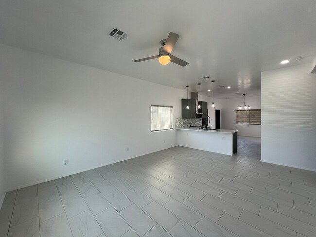 Foto del edificio - BRAND NEW HOME ON ACREAGE!