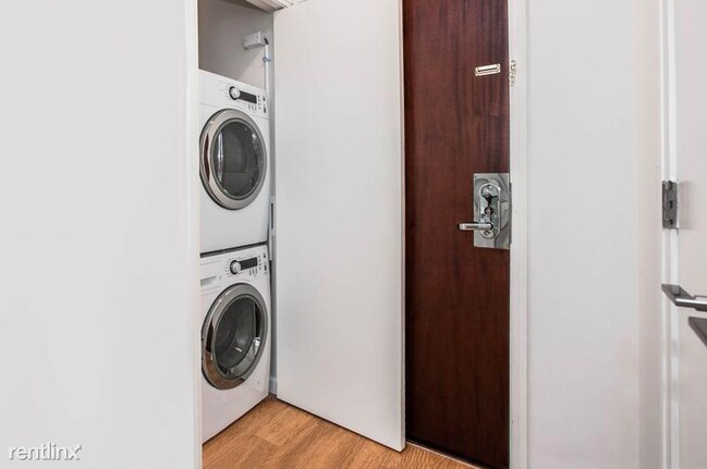 Foto del edificio - 1 br, 1 bath  - 2 India St