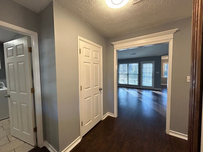 Foto del edificio - 114 Treillage Ln - AVAILABLE NOW!!  Lovely...