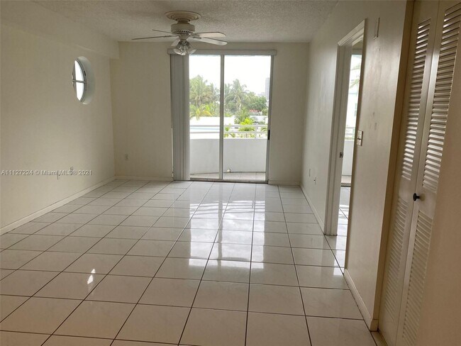 Building Photo - 9156 Collins Ave