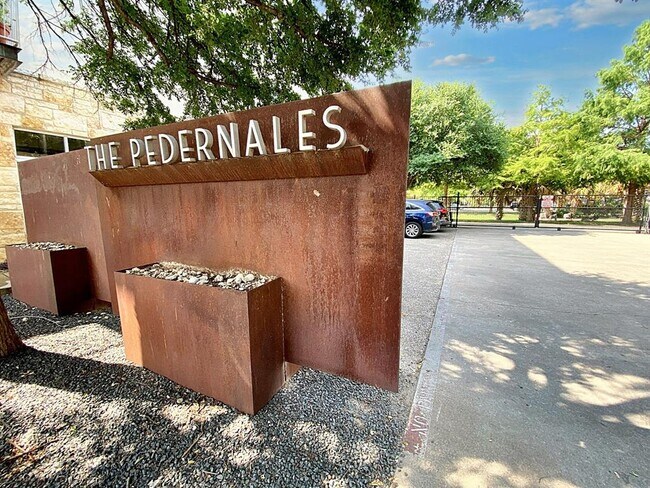 Foto del edificio - 2401 E 6th St