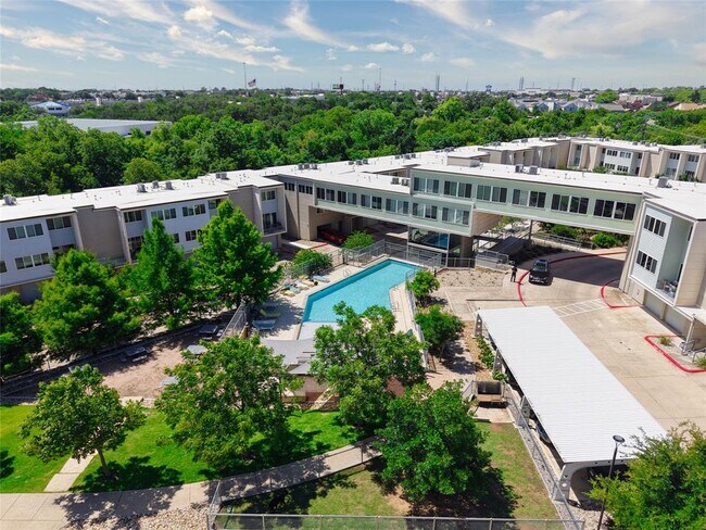 Building Photo - 604 N Bluff Dr