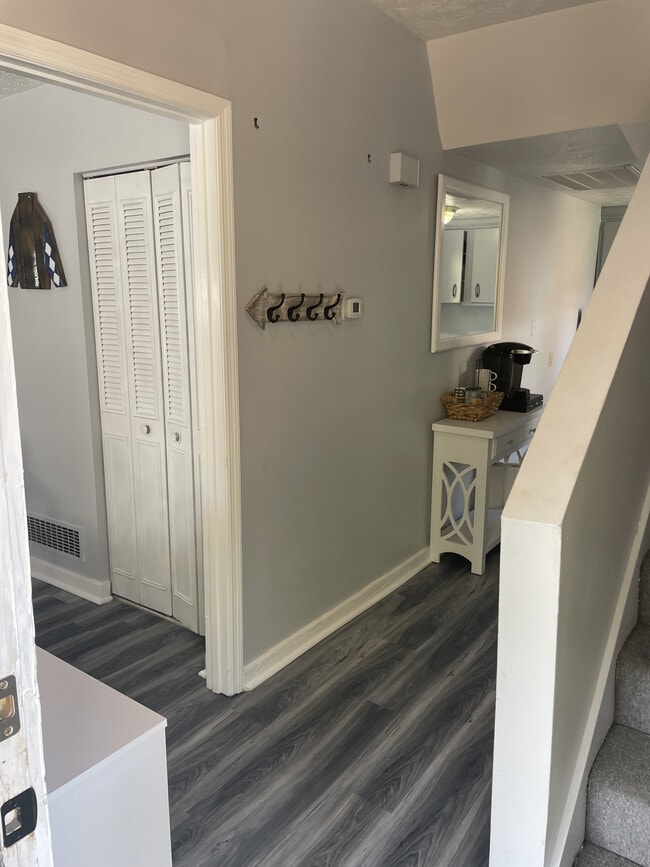 Building Photo - 123 Montmullin St