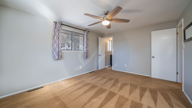 Building Photo - Rancher in Glen Oaks