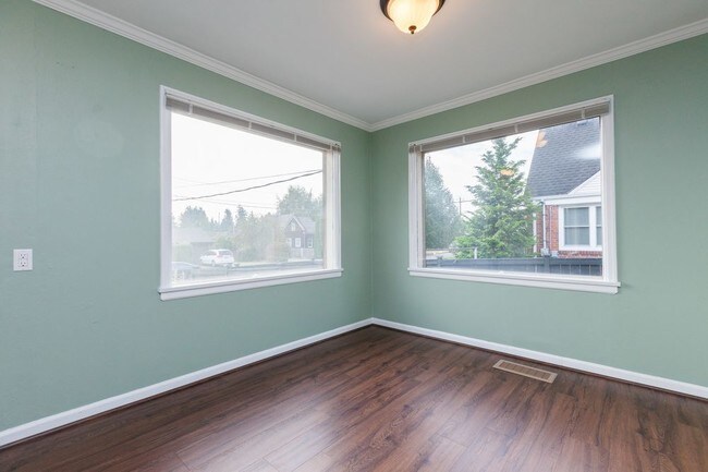 Building Photo - Cheery Tacoma 5-Bedroom