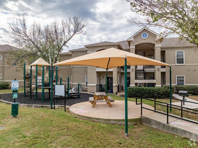 Picnic & Grilling Area - The Lodge at Lost Pines Apartments