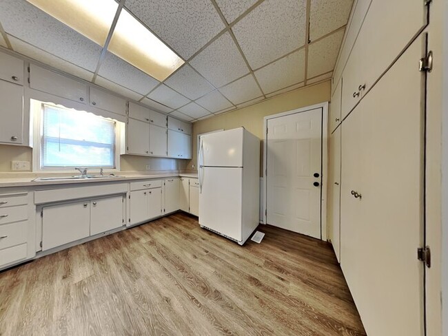 Building Photo - LEASING SPECIAL!! 3 Bedroom, 1 Bathroom Ho...