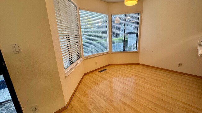 Foto del edificio - 2 bedroom condo with garage  and inside la...