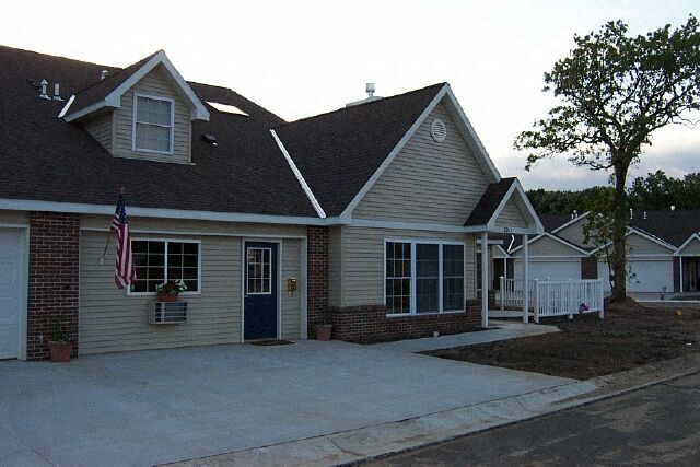 Primary Photo - Silver Oaks Townhomes