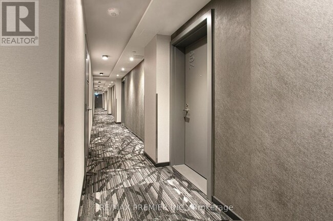 Building Photo - 11-411 Walmer Rd